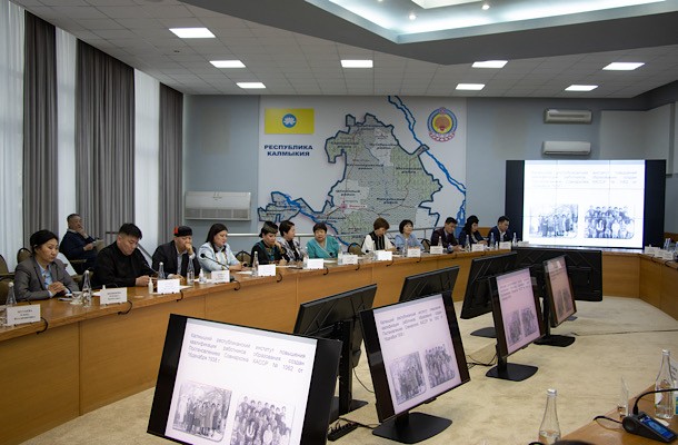 В Калмыкии обсудили развитие калмыцкого языка