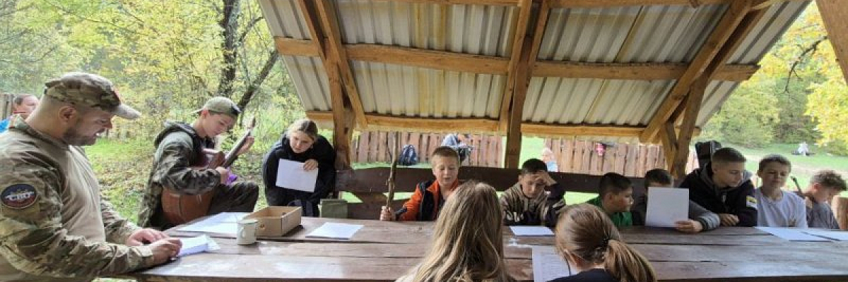 «Равнение на Героев»: участники СВО сводили школьников в поход